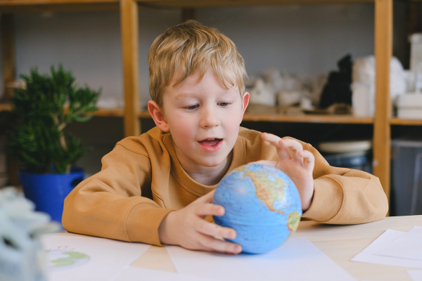 Jongen met wereldbol