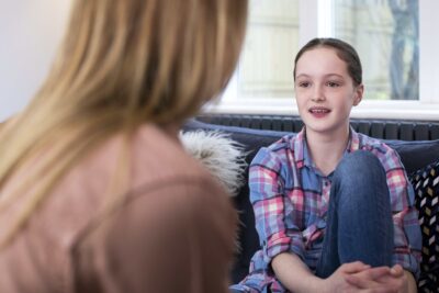 Blonde vrouw in gesprek met meisje min min