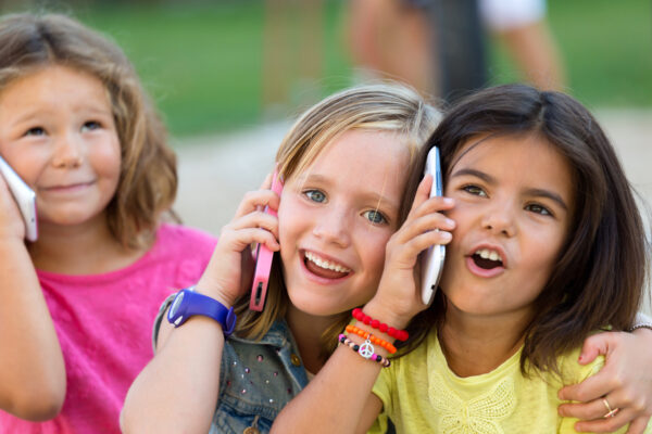 Meisjes met telefoons