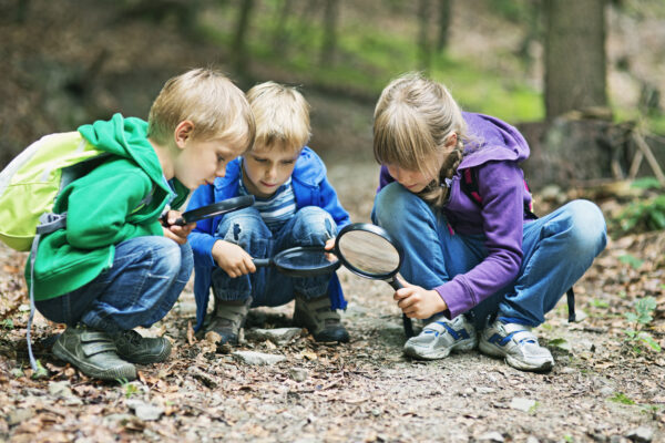 Kinderen met loep